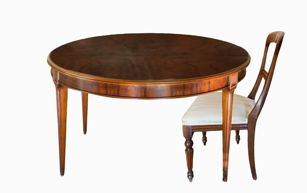 Tavolo in radica di noce e n. 4 sedie. Tavolo di forma ovale allungabile, XX secolo. Comprensivo di 4 allunghi da cm 45.
H cm 77 x140x100, Allungato ... 