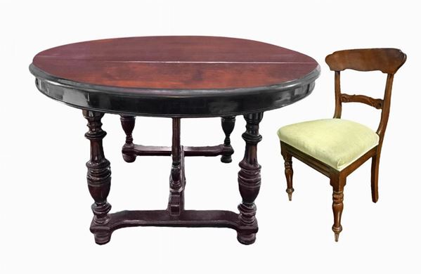 Tavolo rotondo in mogano della fine del XIX secolo, allungabile, con quattro sedie e n.3 allunghi di servizio.&nbsp  Tavolo H cm 82, diametro cm 137. ... 