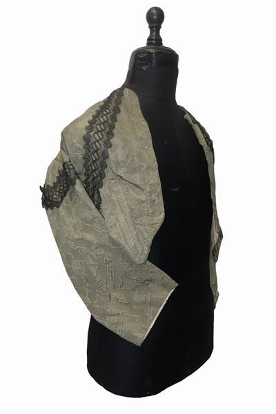 Casacca da donna in seta ricamata, XIX secolo