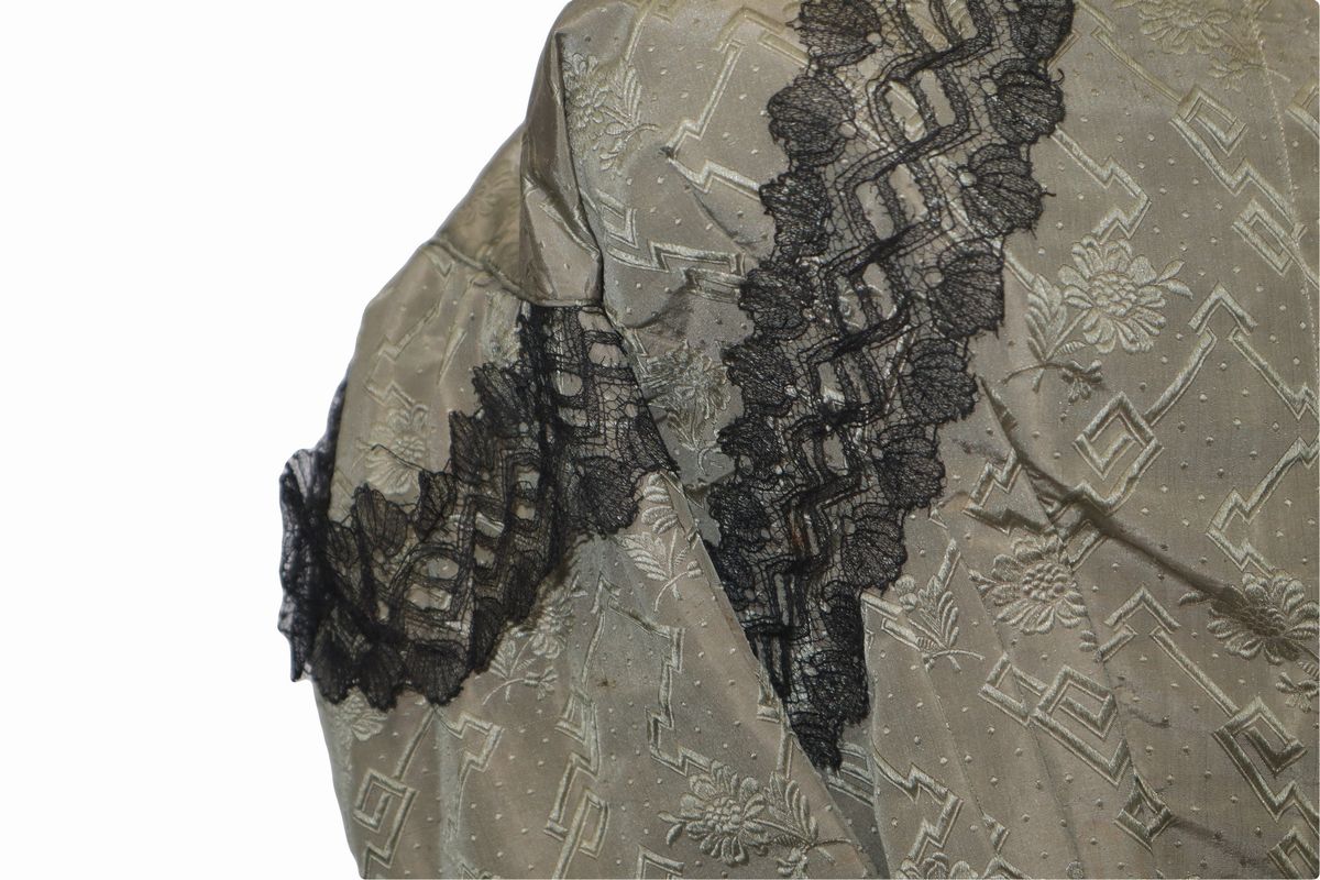 Casacca da donna in seta ricamata, XIX secolo