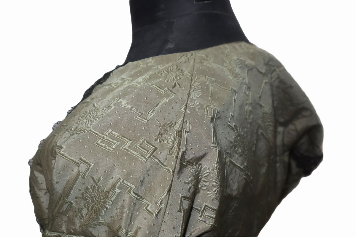 Casacca da donna in seta ricamata, XIX secolo