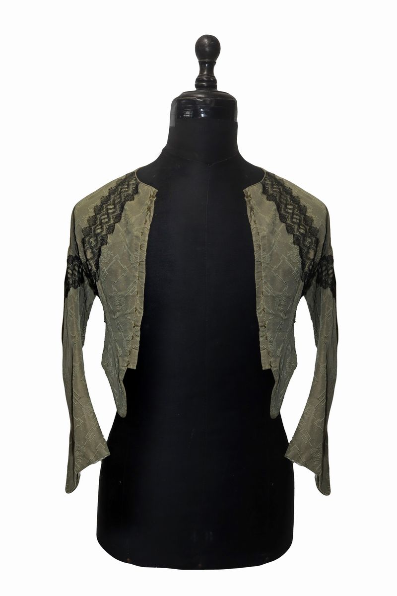 Casacca da donna in seta ricamata, XIX secolo