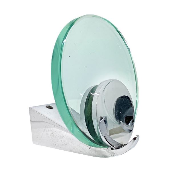 Gruppo di n.4 appendiabiti in vetro nei toni del verde, Cristalart. Struttura in metallo nichelato lucido e vetro molato a lente.
Diametro 10cm.