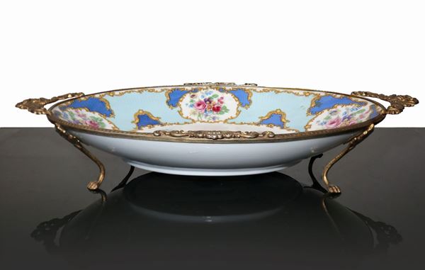 Alzatina in porcellana da Limoges con bordatura e piedi in ottone dorato