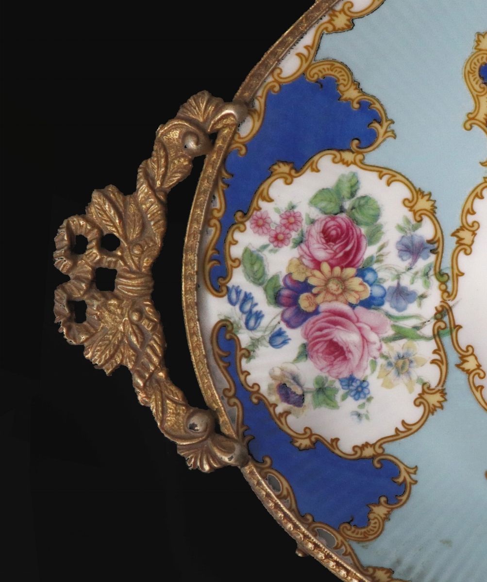 Alzatina in porcellana da Limoges con bordatura e piedi in ottone dorato