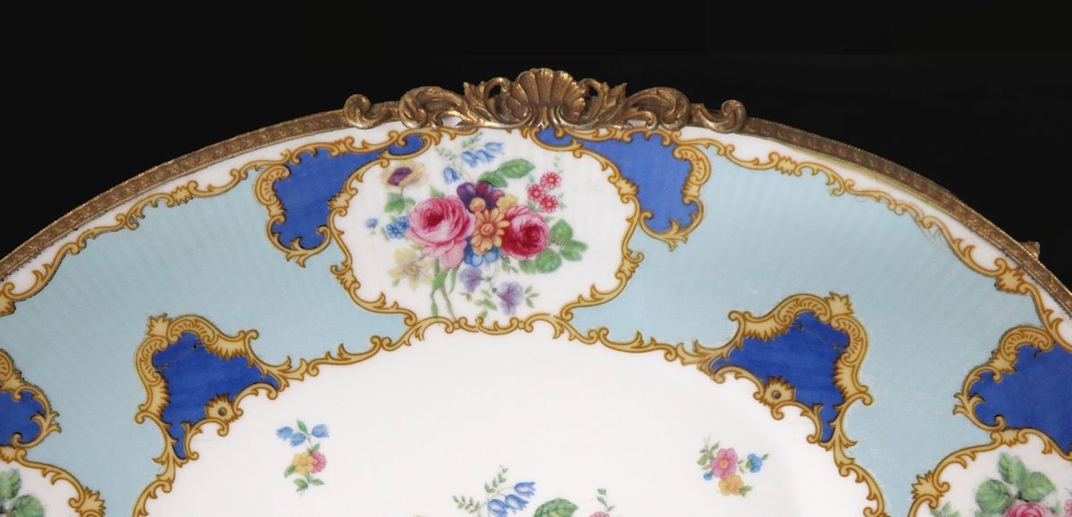 Alzatina in porcellana da Limoges con bordatura e piedi in ottone dorato