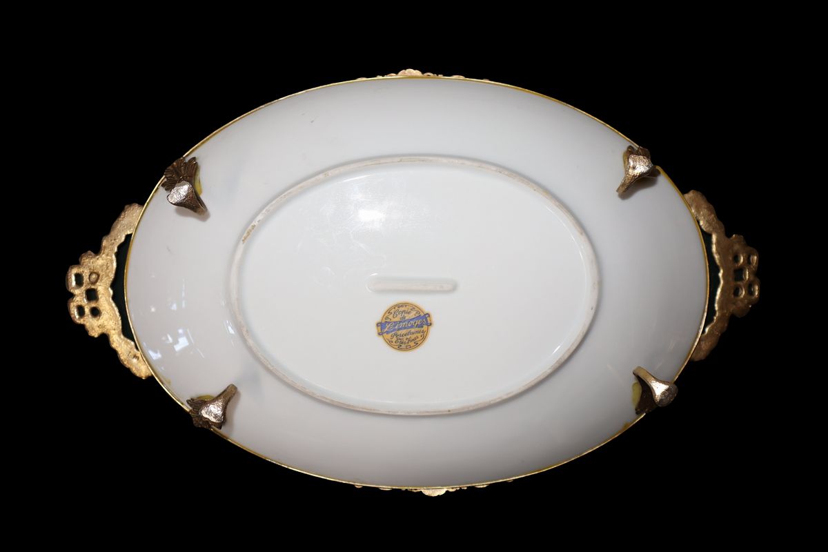 Alzatina in porcellana da Limoges con bordatura e piedi in ottone dorato