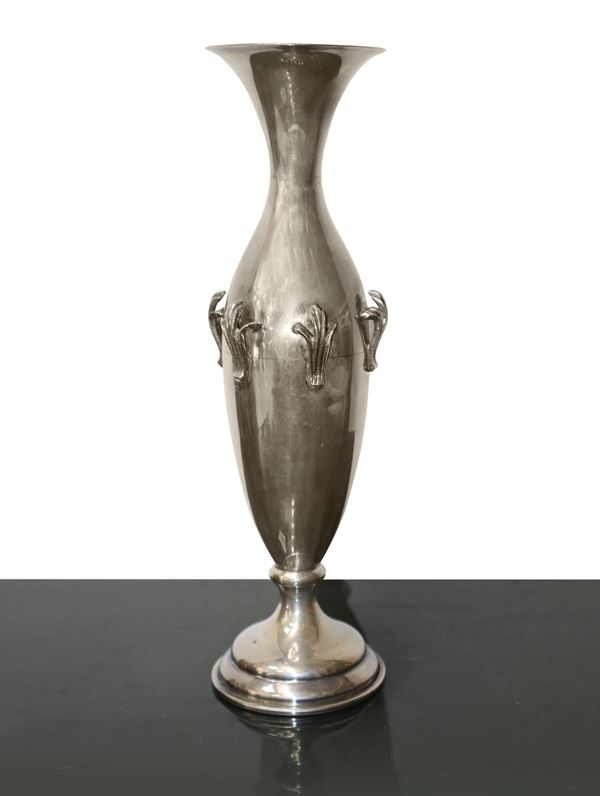 Vaso ad anfora in argento 800, con applicazioni a sbalzo.