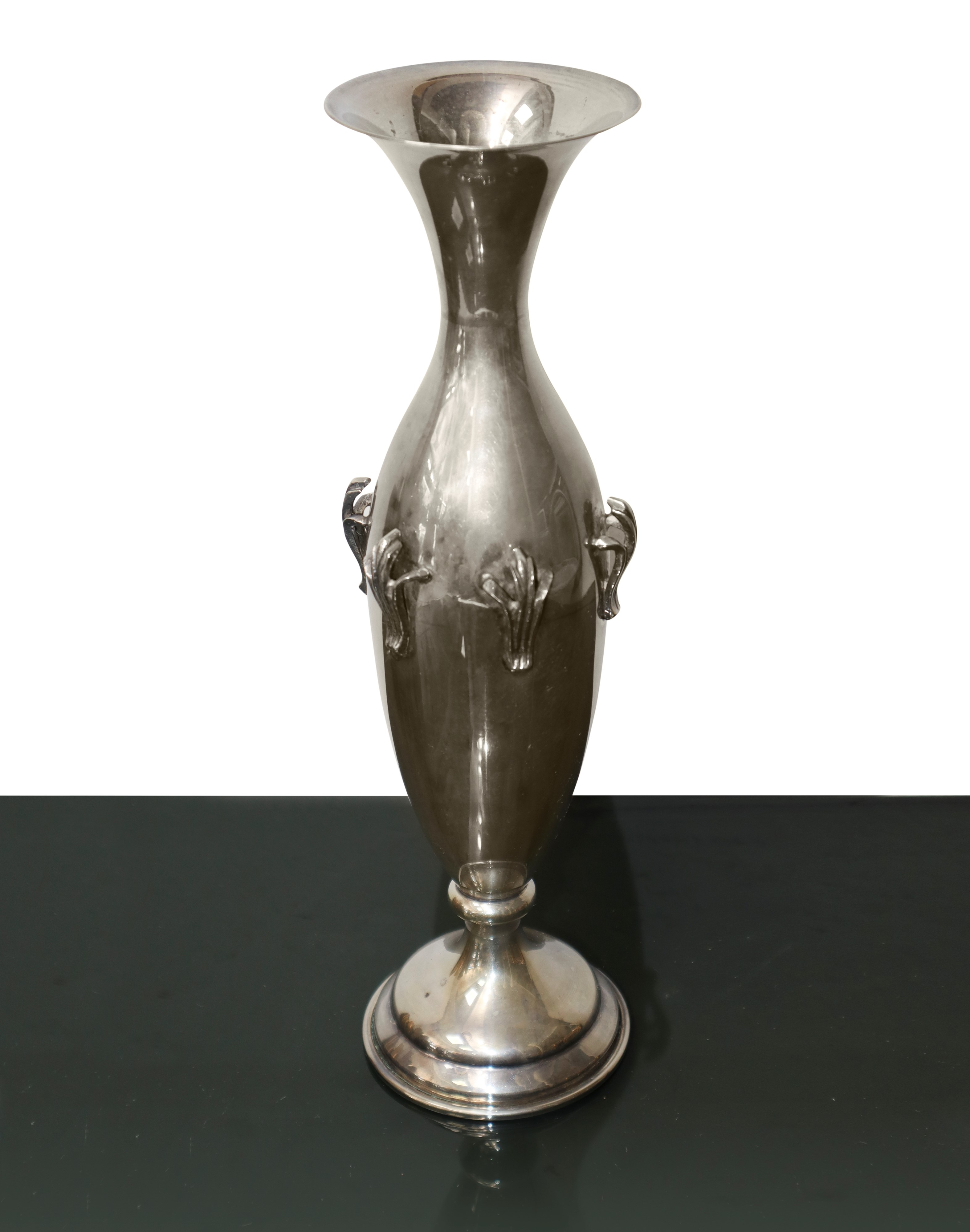 Vaso ad anfora in argento 800, con applicazioni a sbalzo.