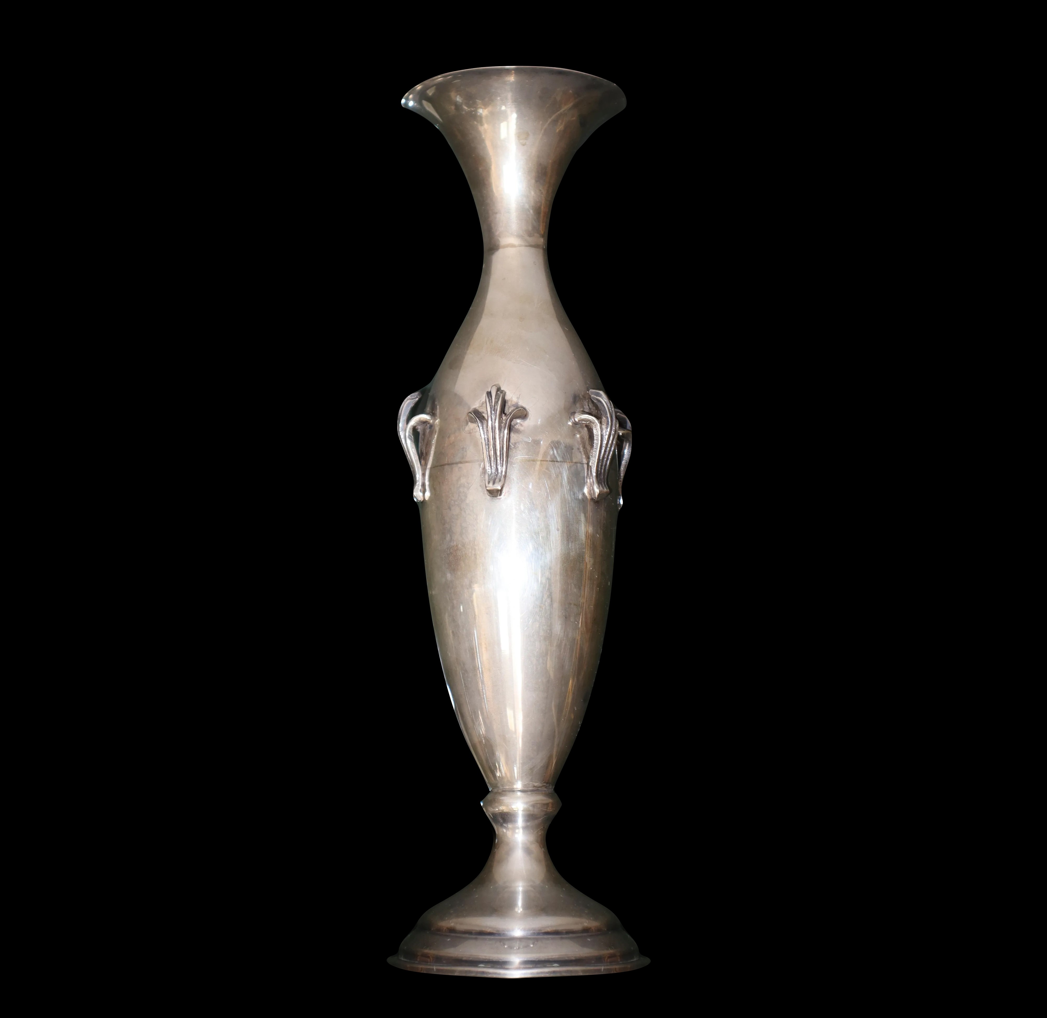 Vaso ad anfora in argento 800, con applicazioni a sbalzo.