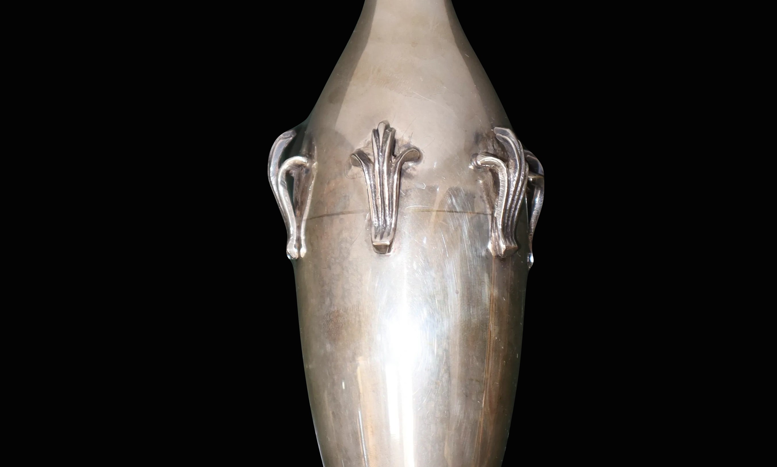 Vaso ad anfora in argento 800, con applicazioni a sbalzo.