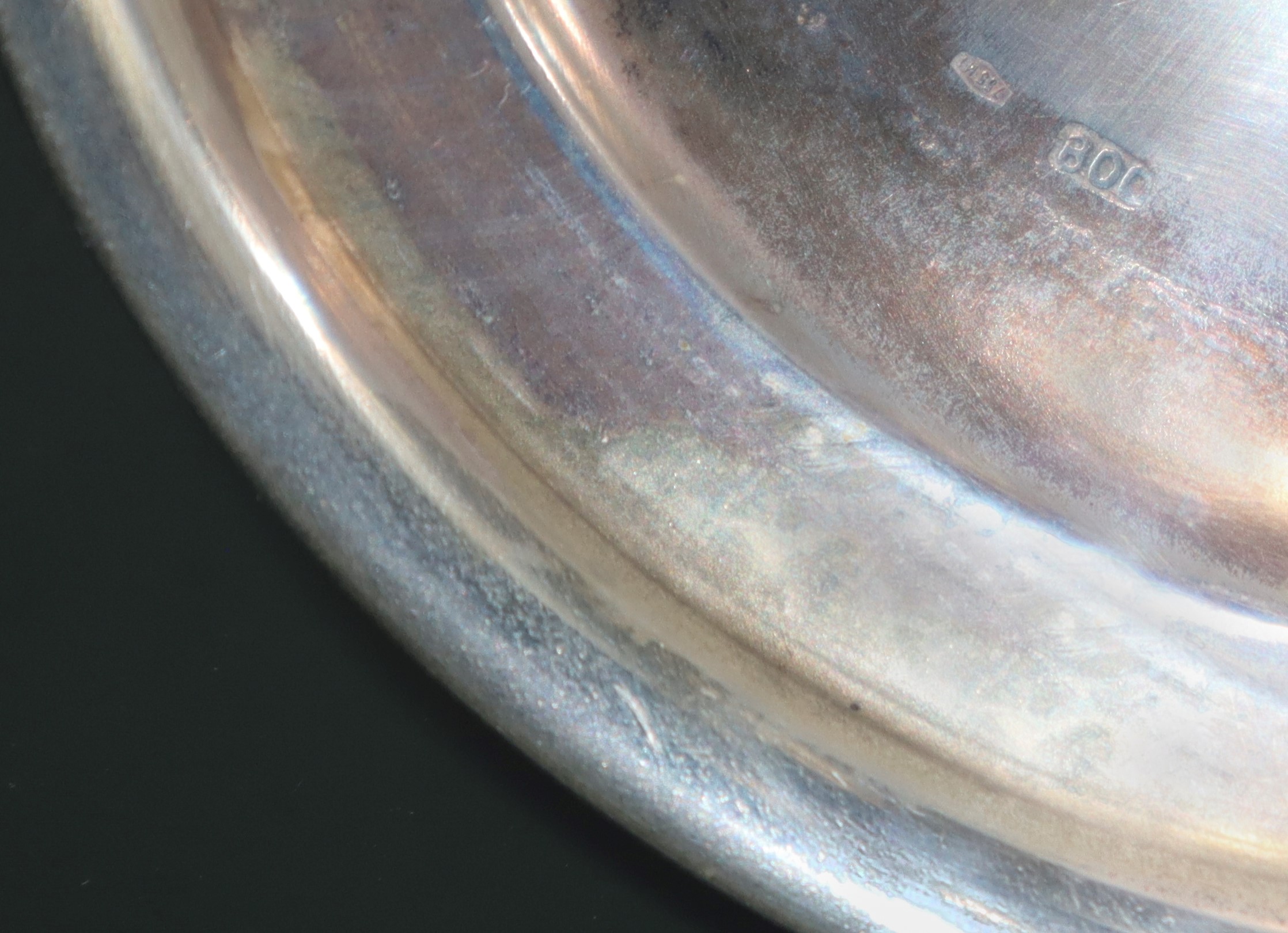 Vaso ad anfora in argento 800, con applicazioni a sbalzo.