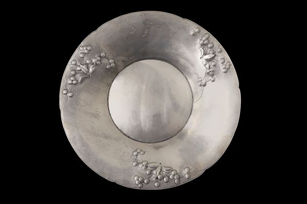 Piatto in argento 800, sbalzato a motivi floreali