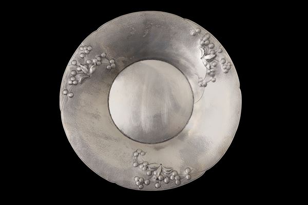 Plate in 800 silver, embossed with floral motifs