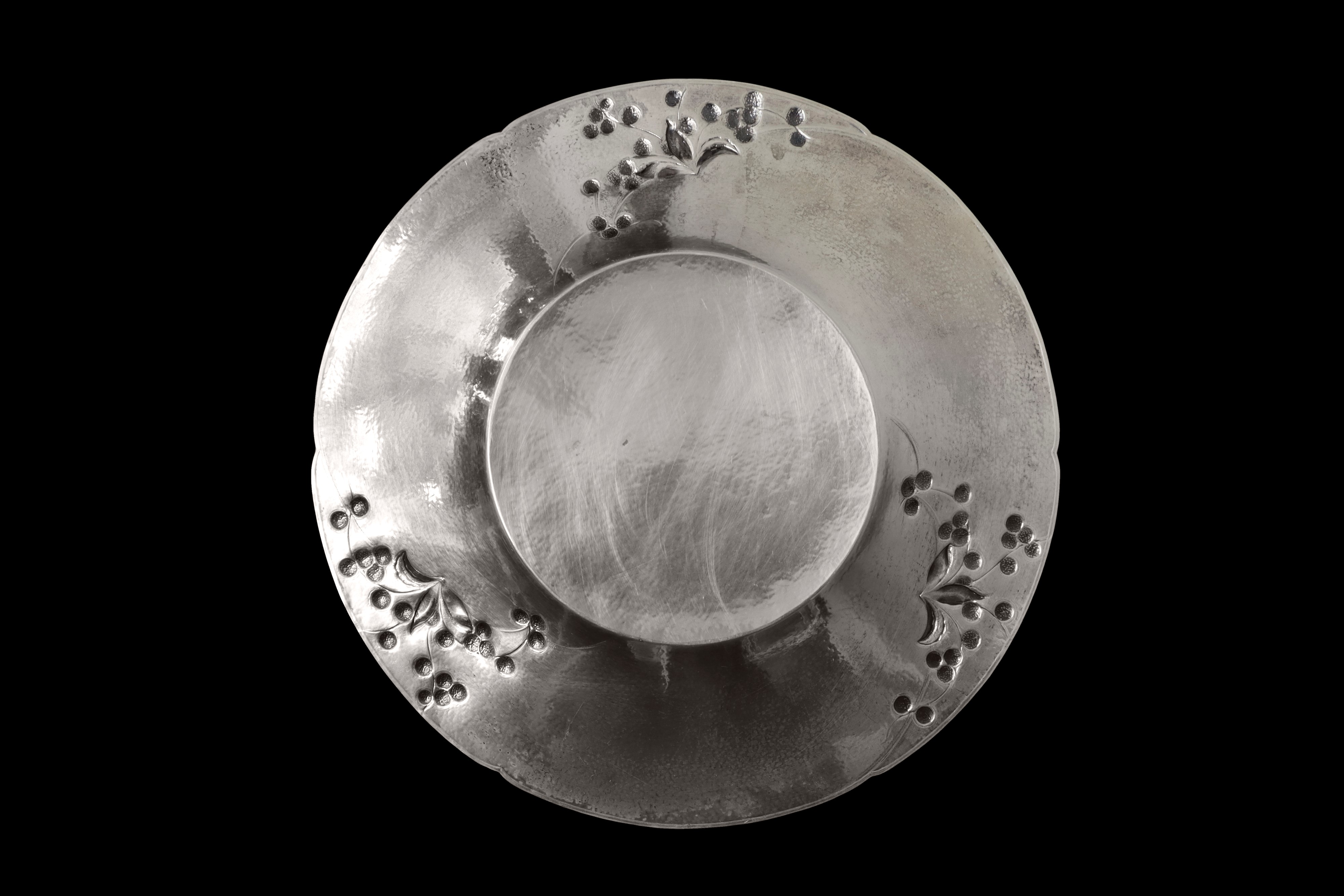 Piatto in argento 800, sbalzato a motivi floreali