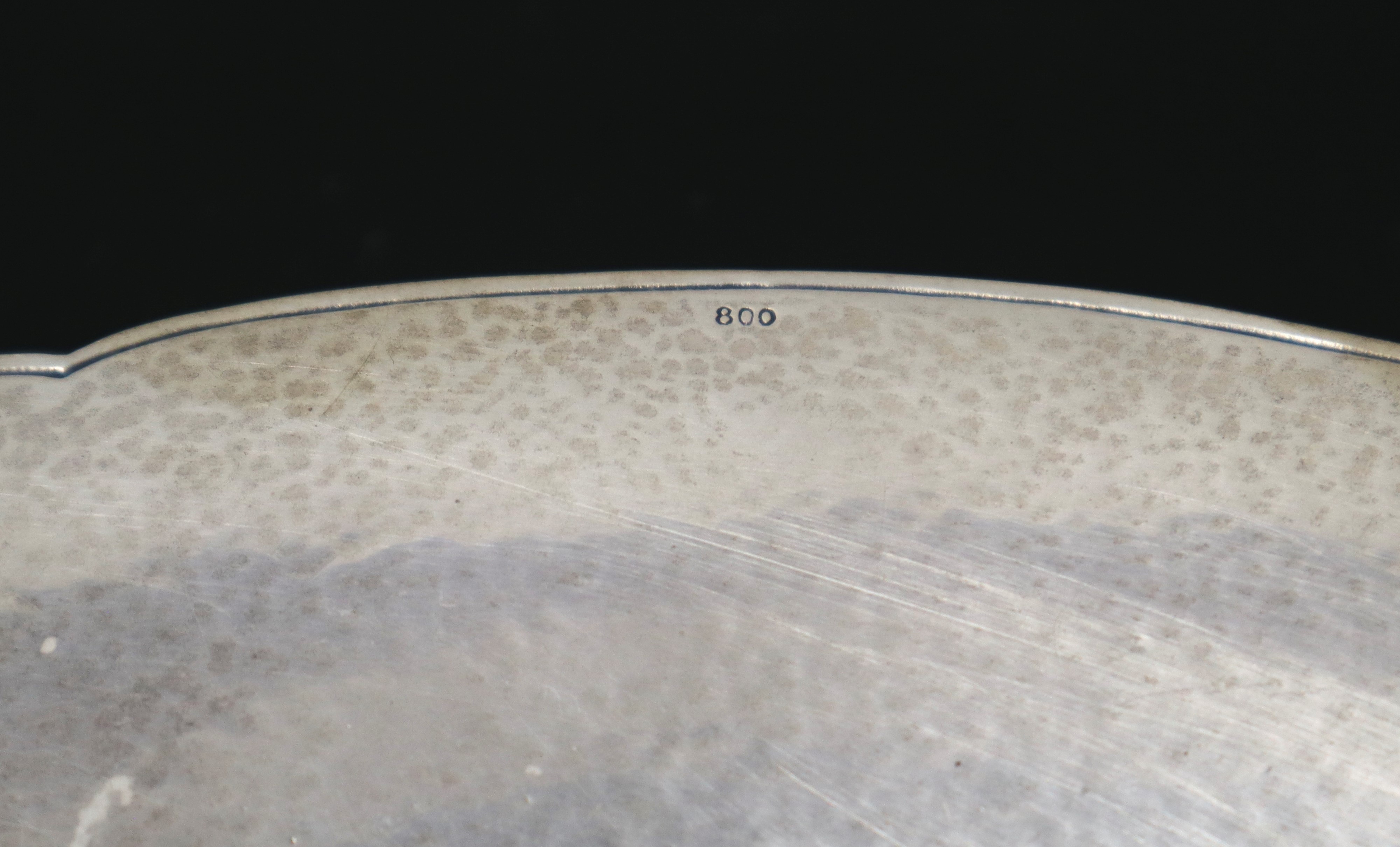 Piatto in argento 800, sbalzato a motivi floreali