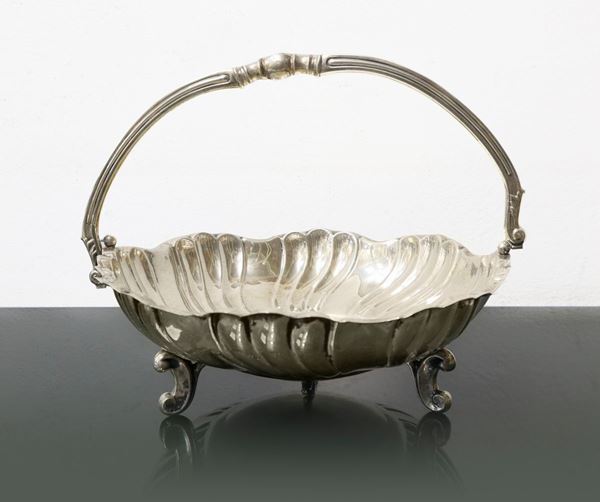 Alzata con manico in argento, forma di cesto smerlato.