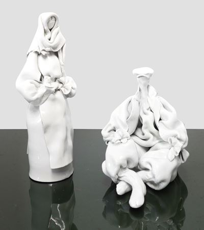 Coppia di Figurine in Maiolica Bianca, Raffiguranti Personaggi Sardi