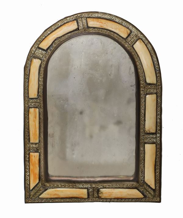 Specchio a lunetta in ottone dorato