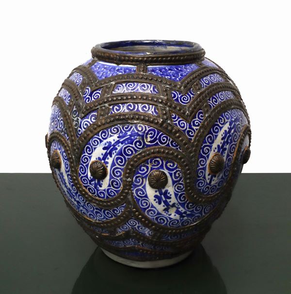Vaso etnico in maiolica blu