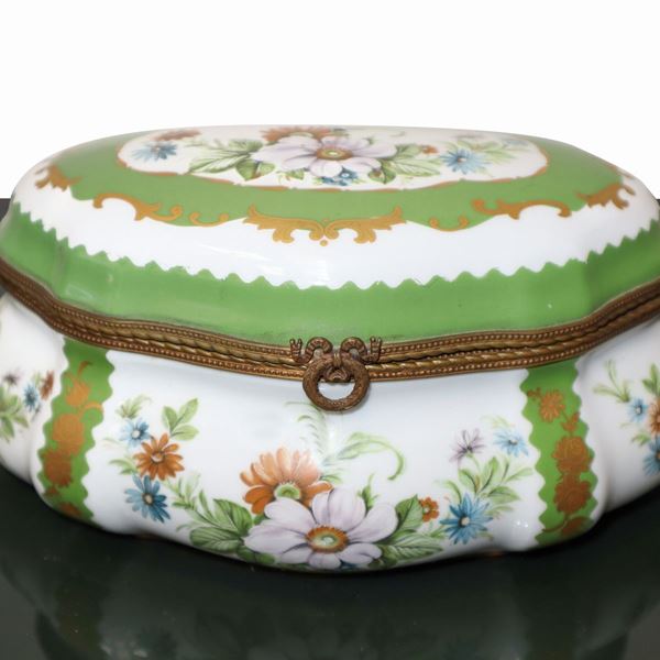 Porcelain box with lid