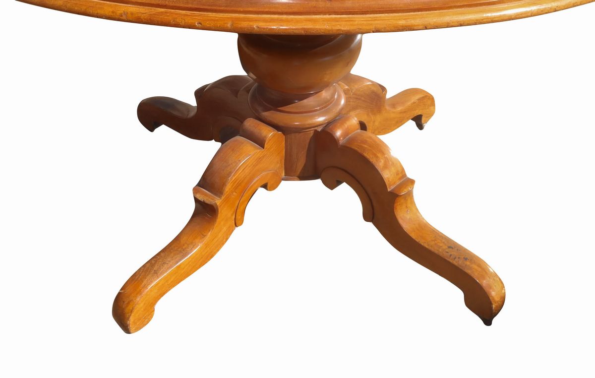 Tavolo Ovale in Legno di Noce Chiara