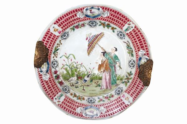 Piatto nei toni del rosa con scena familiare cinese 