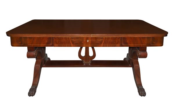 Extendable writing desk in mahogany wood