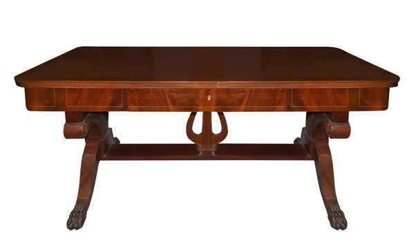 Extendable desk in mahogany wood
