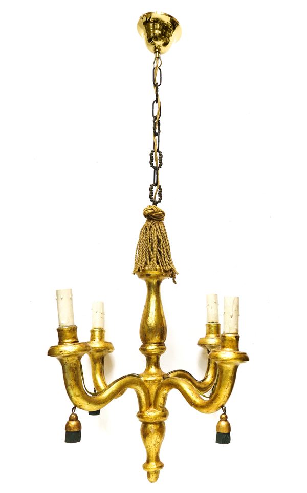Antico lampadario in legno dorato a foglia