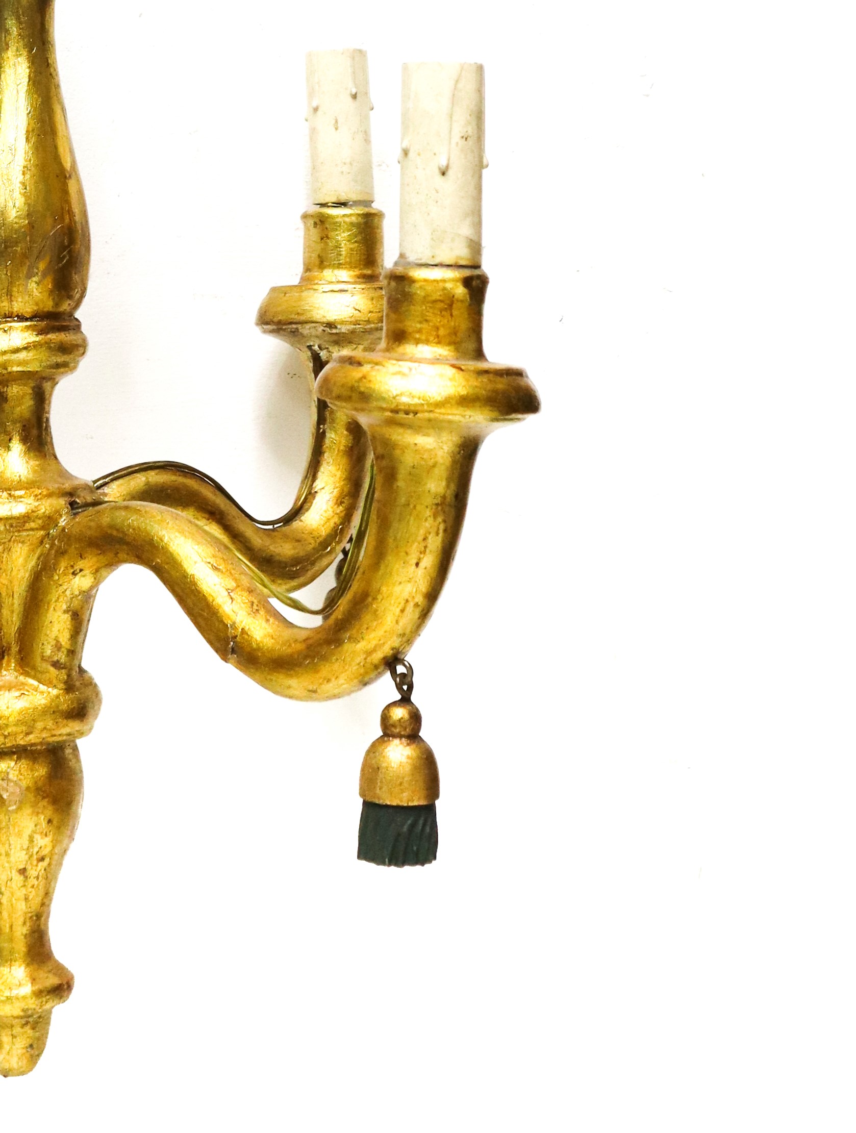 Antico lampadario in legno dorato a foglia