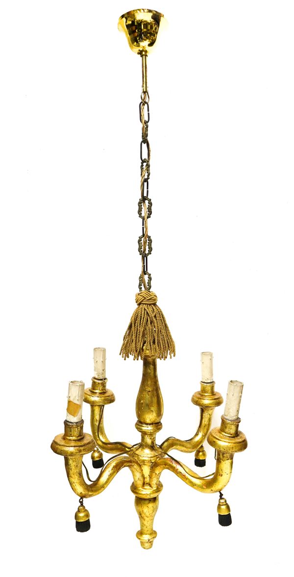 Antico lampadario in legno dorato a foglia