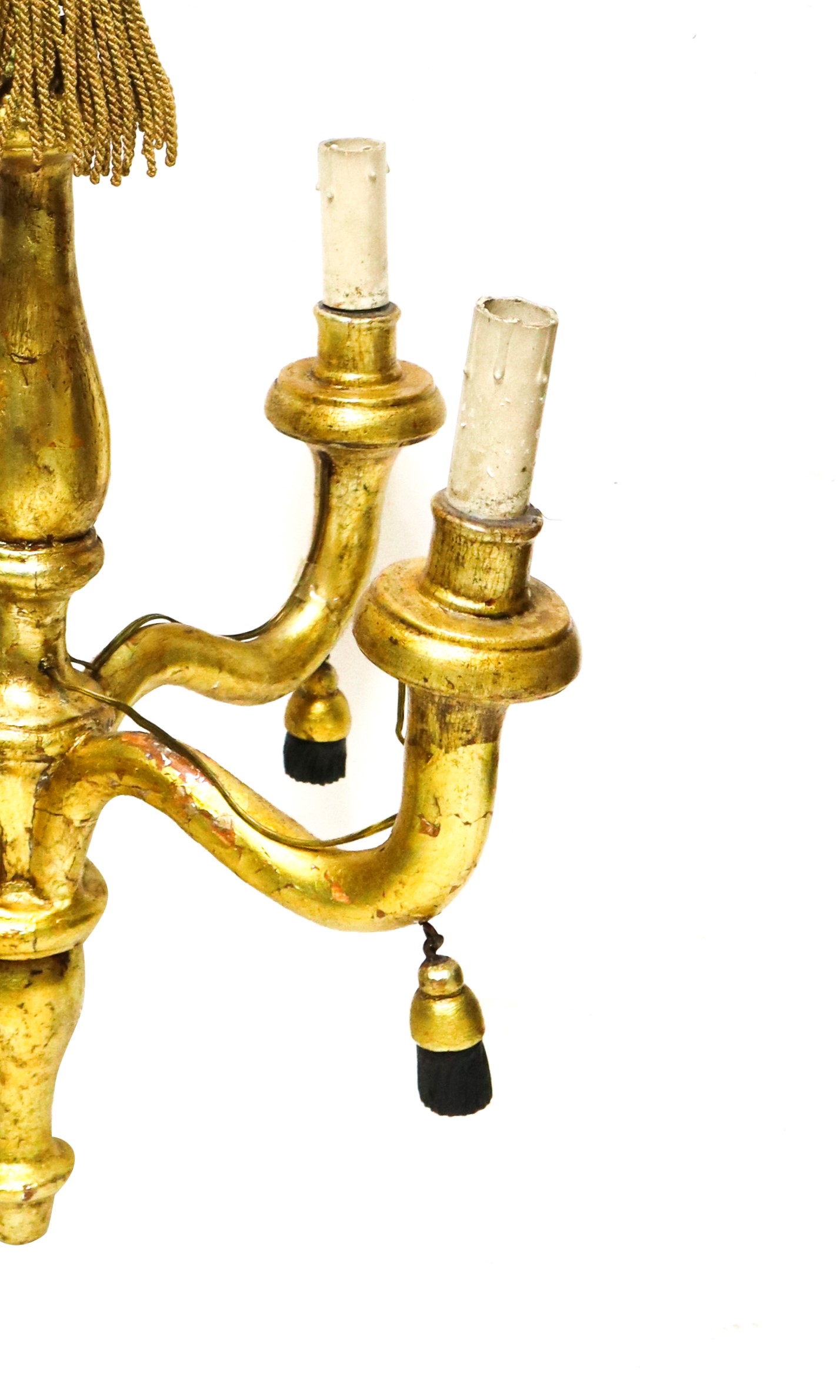 Antico lampadario in legno dorato a foglia