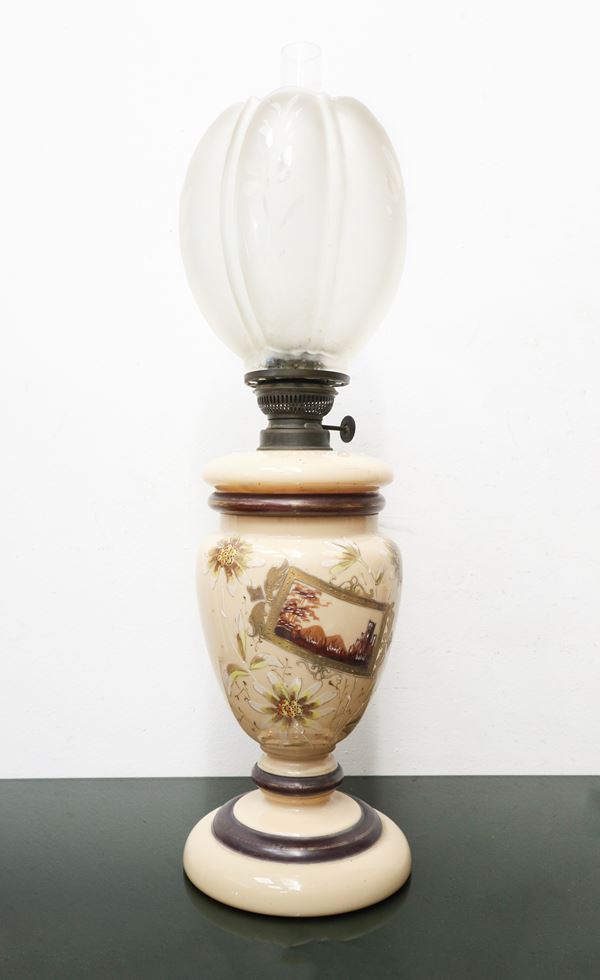 Lume a petrolio in opalina beige