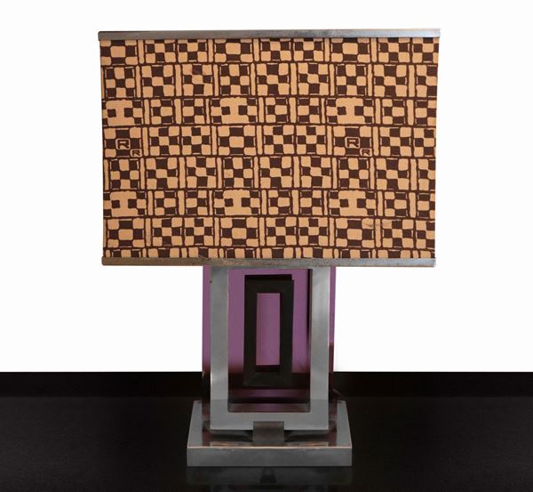 Lampada da tavolo con struttura in metallo cromato