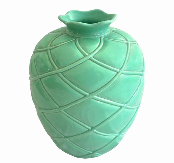 Green majolica vase with a globular shape