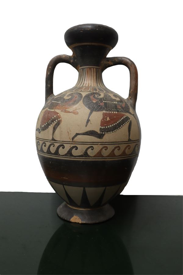 Reproduction of a two-handled Panathenaic amphora. Marketable according to the opinion of the Superintendence for Cultural and Environmental Heritage of Catania dated 13/12/22. Protocol No. 19871.