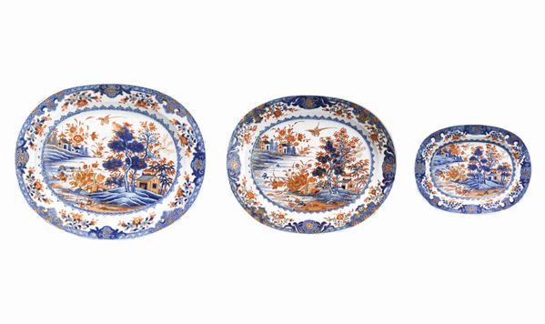 Trittico di piatti da portata con raffigurazioni di paesaggi orientali