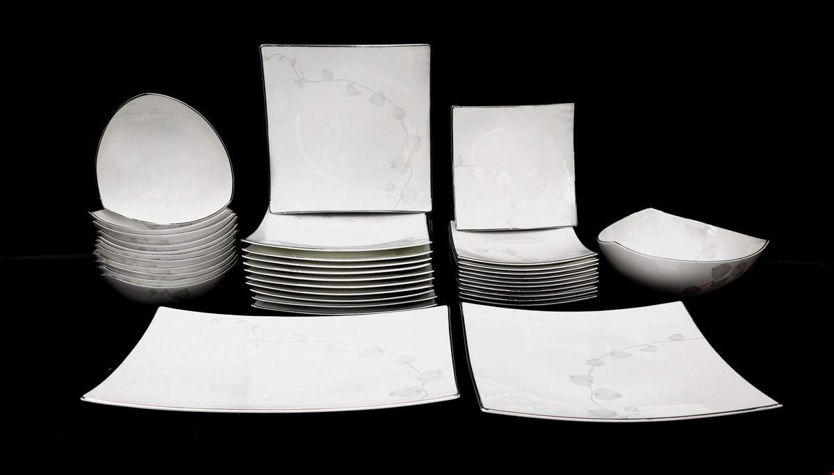 Servizio di piatti in porcellana per 11 persone, mod .Silver Melody