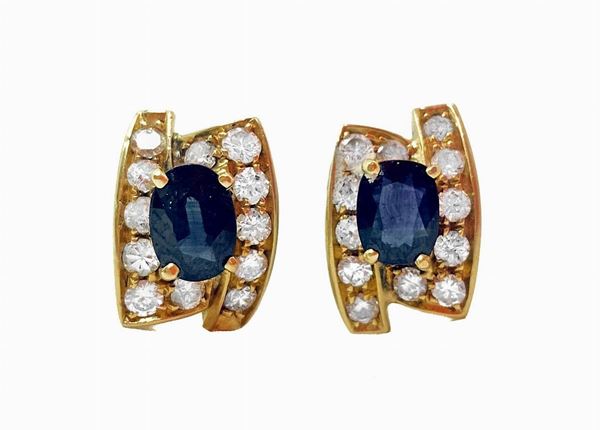 Earrings in yellow gold with sapphires and diamonds. Gr 7.1.