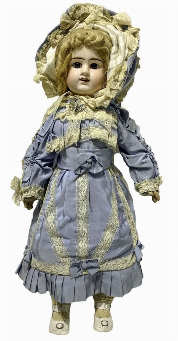 Doll in biscuit porcelain and body in composite material blue hooded dress, cream-colored embroidery, pin butterfly-shaped with 3 beads, mohair hair, shoes cream-colored strap with silver-colored, ankle strap with button pearl, eyes, n. 5 teeth, jointed limbs French, signing 11 D. E., 1889 ca, origin Paris, h 68 cm