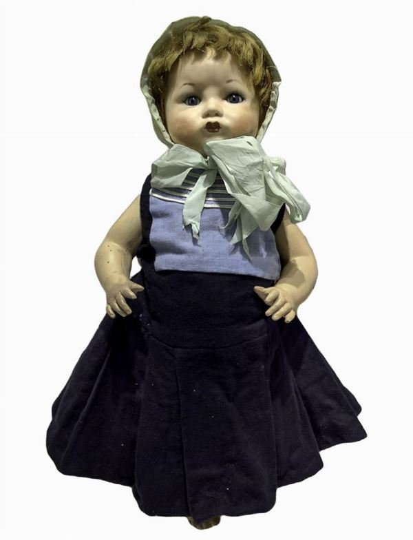 Bambola in biscuit e corpo in materiale composito, abito blu con inserto azzurro con righine bianche, capelli veri, occhi fissi, arti rigidi e curvi, firma S. F. B. J. 252 Paris, 1912 ca., provenienza Parigi, h cm 44, Rilevanza del biscuit dietro la nuca, forse dovuta alla cottura del forno