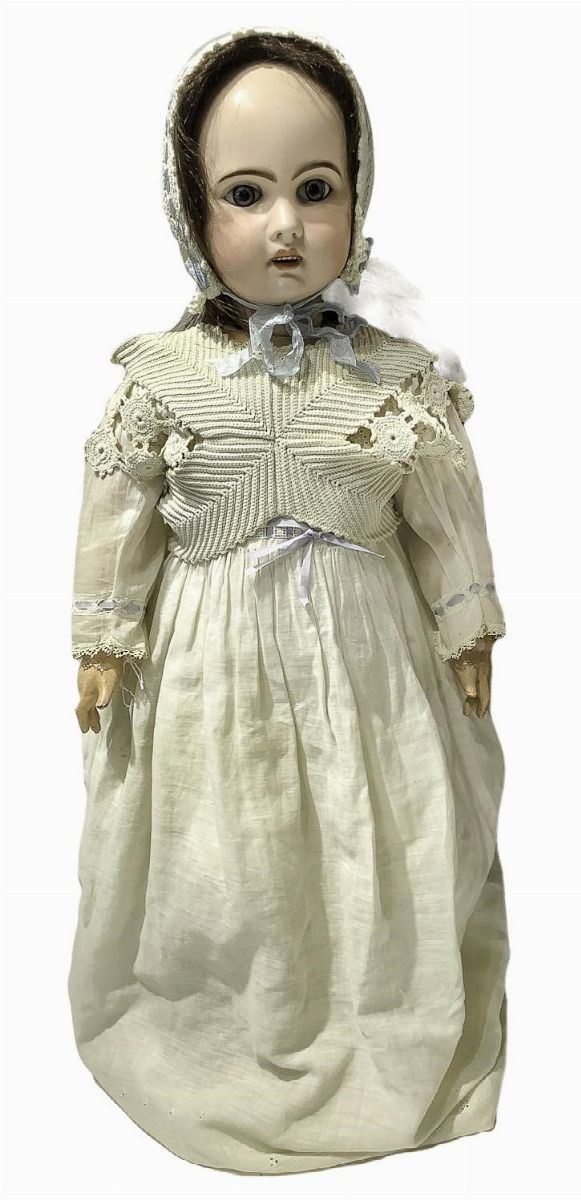 Bambola in biscuit e corpo in materiale composito, abito panna con gilet e cuffietta, capelli veri, occhi fissi, n. 6 dentini, arti tipo francese snodati, firma 1907 1-2, 1899 ca., provenienza Parigi, h cm 64