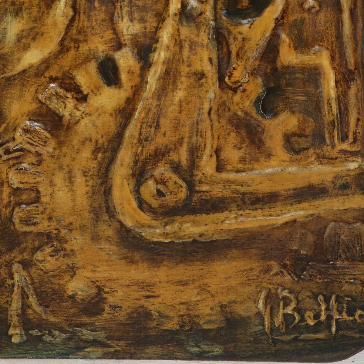 Panello decorativo raffigurante Ingranaggi e croce nei toni dell'ocra