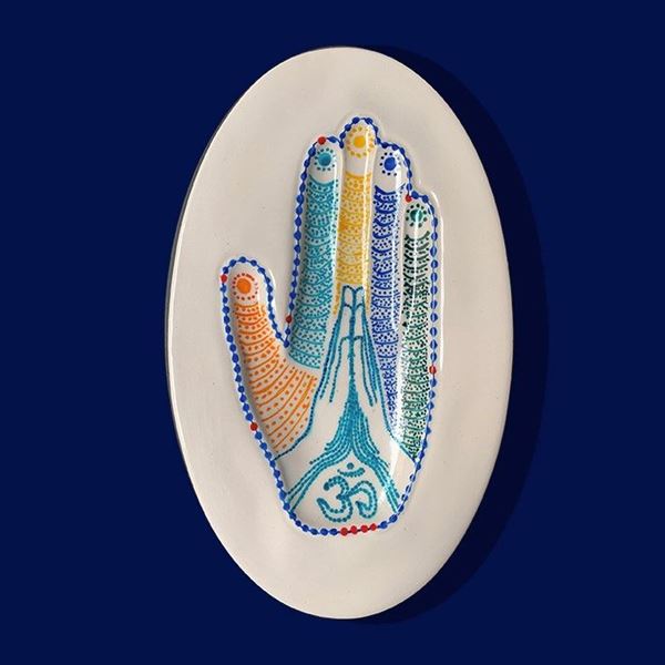 Luigi Camarilla : Mano Yoga OM, “Ex Voto contemporanei”  - Ceramica dipinta a mano - Asta Auction ArtSicily - Casa d'aste La Rosa