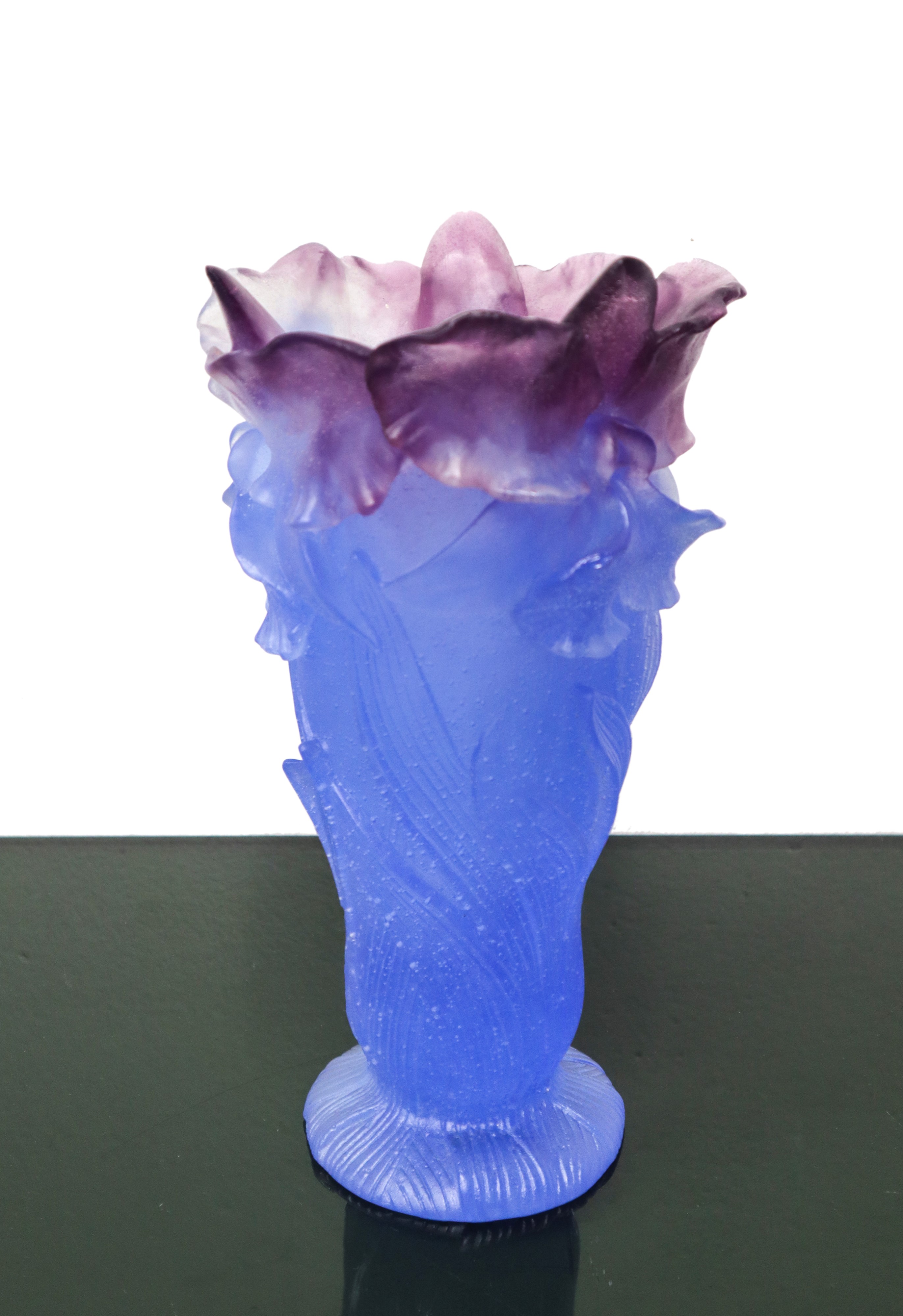 Vaso e piccolo piatto in cristallo Daum mod. Orchidea