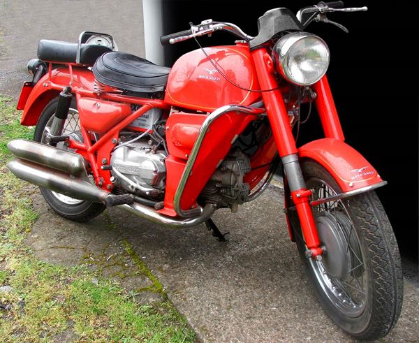 Moto Guzzi Seimm Nuovo Falcone (1973), single cylinder, 4-speed gearbox.
Km 24947
CHASSIS NF 46CZ
ENGINE: NF
DISPLACEMENT: 499 cm3
Fiscal power: 5 HP
Max power: 26.2 HP

In excellent condition, has never been restored.