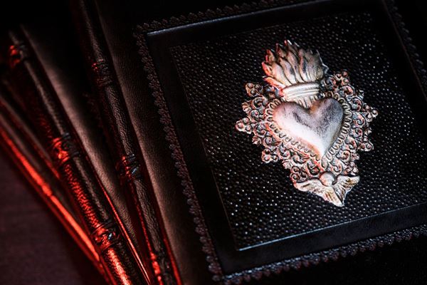 CGP-Cucinotta : Diario con a rilievo ex voto Gattopardo  - lavorazione in pelle primo fiore - Asta Auction ArtSicily - Casa d'aste La Rosa