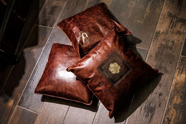 CGP-Cucinotta - Cushion that recalls the gold leaf tatting work