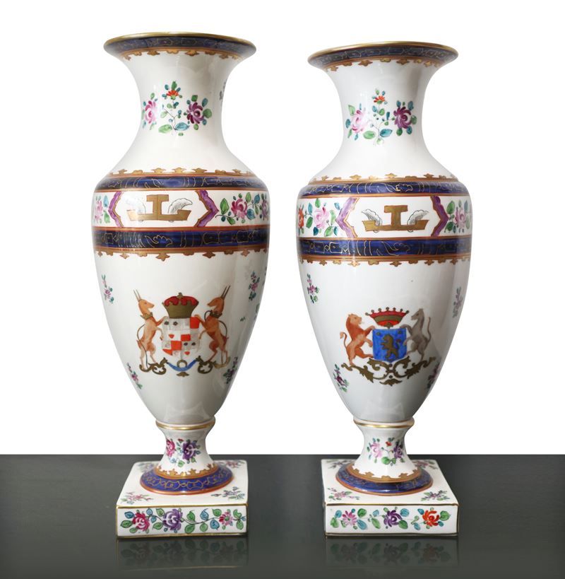 Dresden Porcelain - Coppia di vasi in porcellana decorati con cani e stemmi